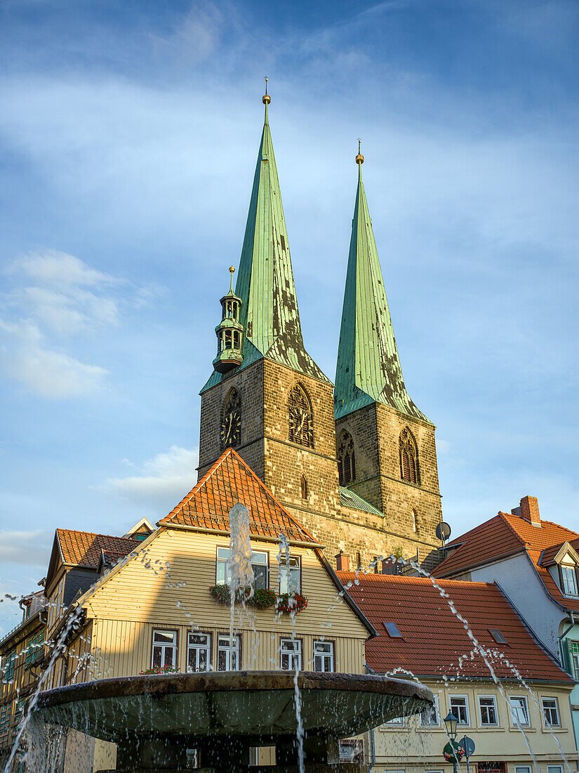 Brunnen am Neustädter Markt und St. Nikolai-Kirche, Welterbestadt Quedlinburg, Harz, Sachsen-Anhalt, Mitteldeutschland, Deutschland, Europa