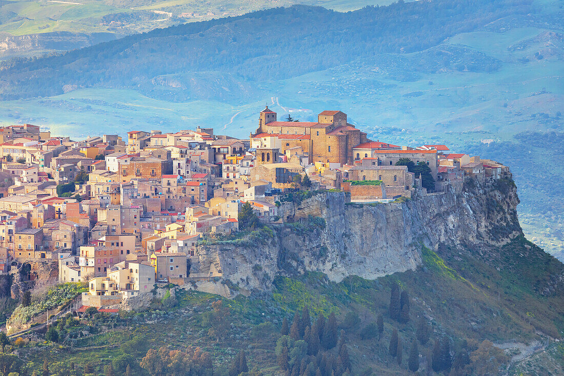  Blick auf das Dorf Calascibetta und Umgebung, Enna, Sizilien, Italien 