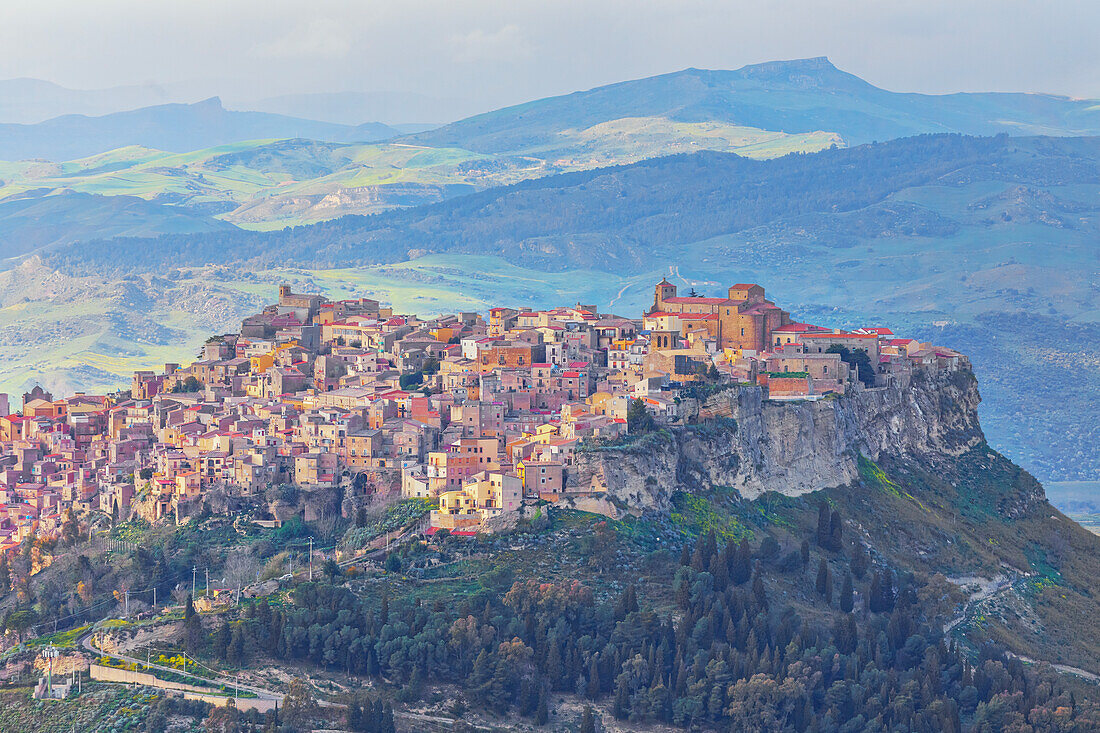  Blick auf das Dorf Calascibetta und Umgebung, Enna, Sizilien, Italien 