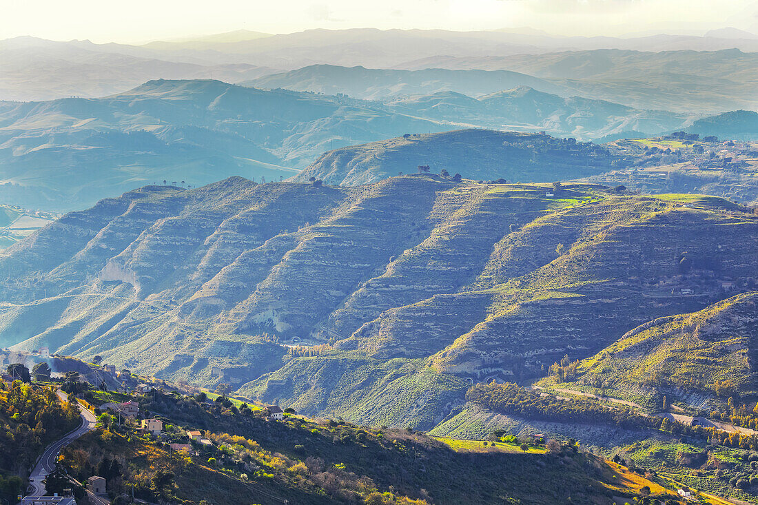  Blick auf die Landschaft rund um die Stadt Enna, Enna, Sizilien, Italien 