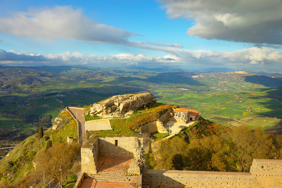  Rocca di Cerere und das umliegende Tal, erhöhte Ansicht, Enna, Sizilien, Italien 