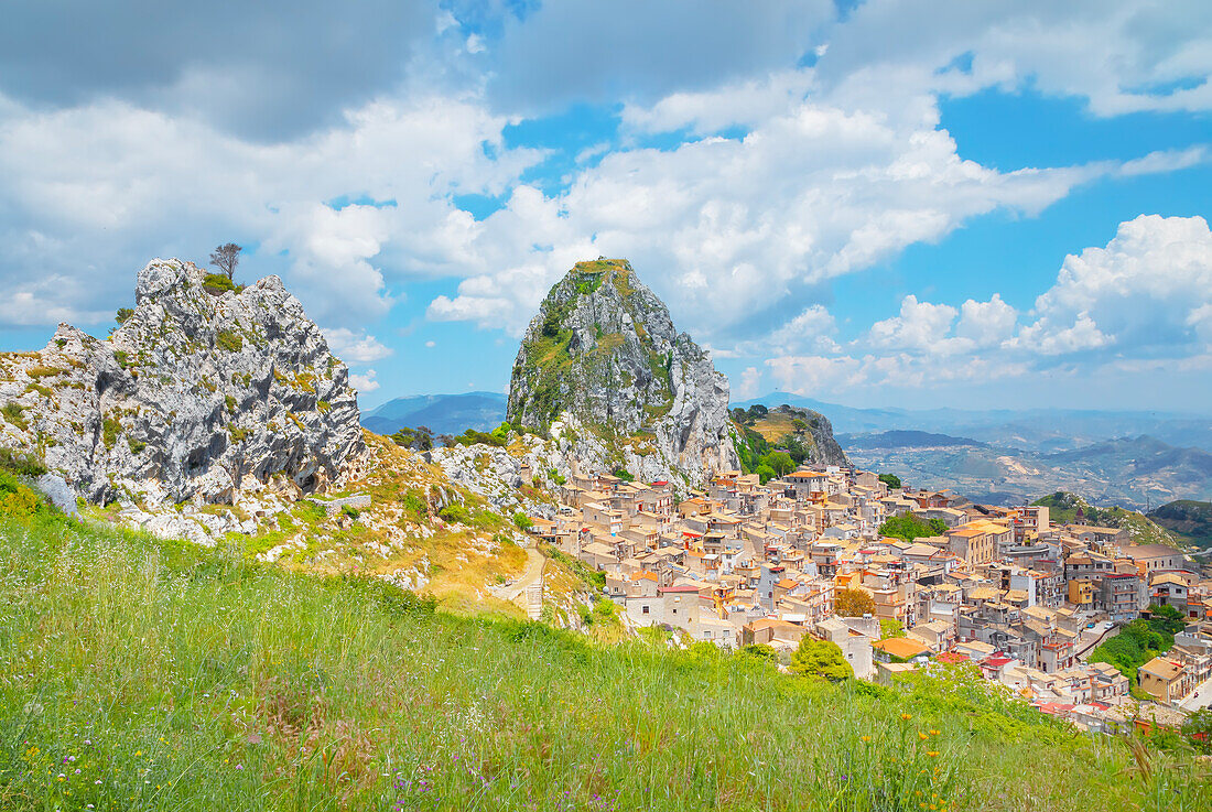  Blick auf das Dorf Caltabellotta, Caltabellotta, Bezirk Agrigent, Sizilien, Italien 