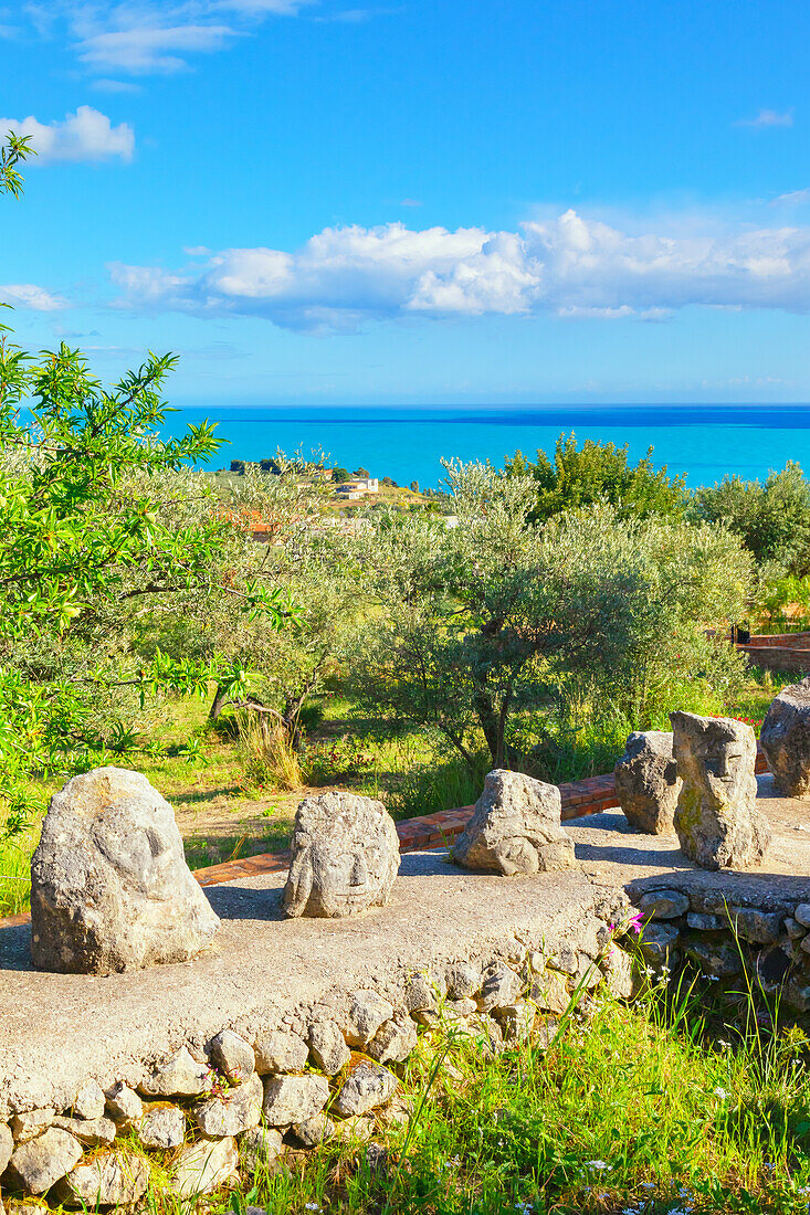  In Felsen gehauene Köpfe im Zauberschloss, Sciacca, Bezirk Agrigento, Sizilien, Italien 