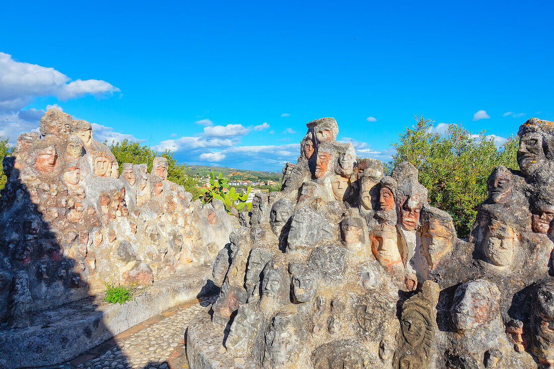  In Felsen gehauene Köpfe im Zauberschloss, Sciacca, Bezirk Agrigento, Sizilien, Italien 