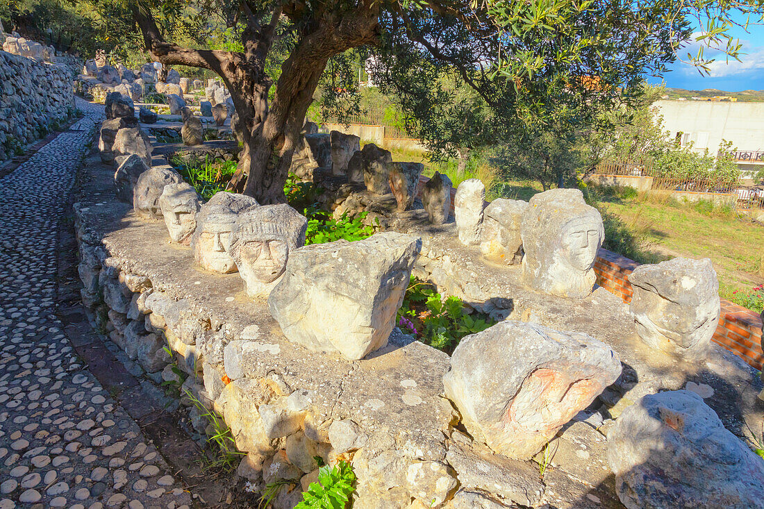  In Felsen gehauene Köpfe im Zauberschloss, Sciacca, Bezirk Agrigento, Sizilien, Italien 