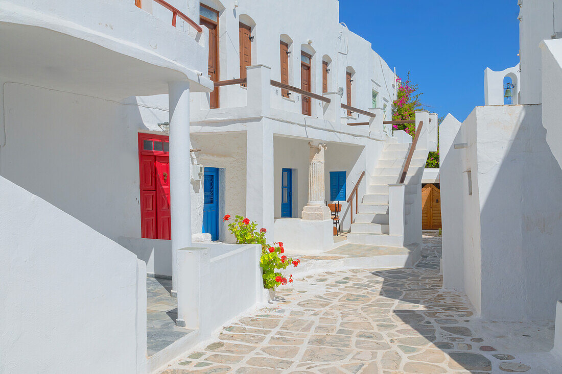  Blick auf das Dorf Kastro mit einer antiken griechischen Säule, Kastro, Insel Sifnos, Kykladen, Griechenland 