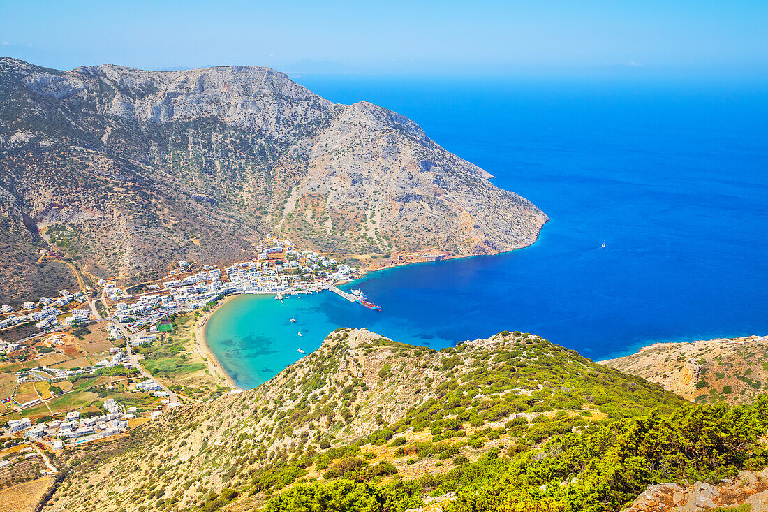  Hafen von Kamares, erhöhte Ansicht, Kamares, Insel Sifnos, Kykladen, Griechenland 