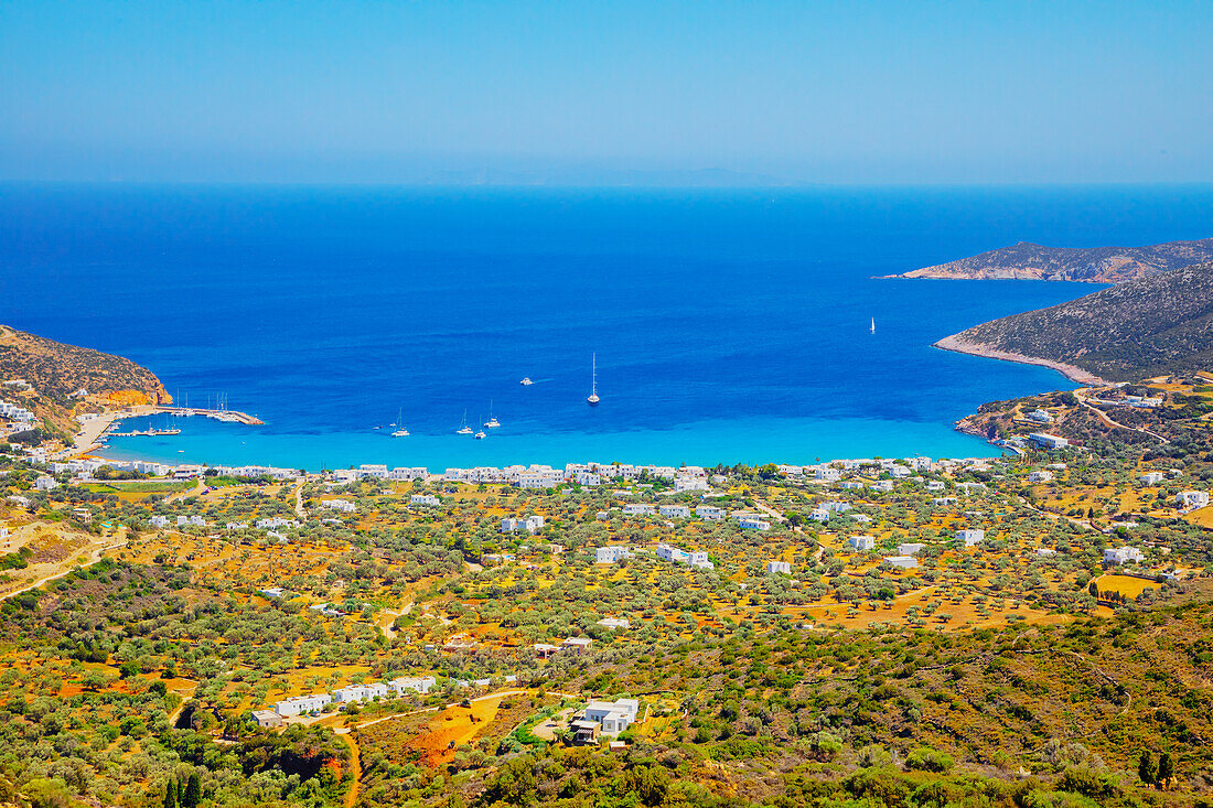  Strand von Platis Gialos, erhöhte Ansicht, Platis Gialos, Insel Sifnos, Kykladen, Griechenland 