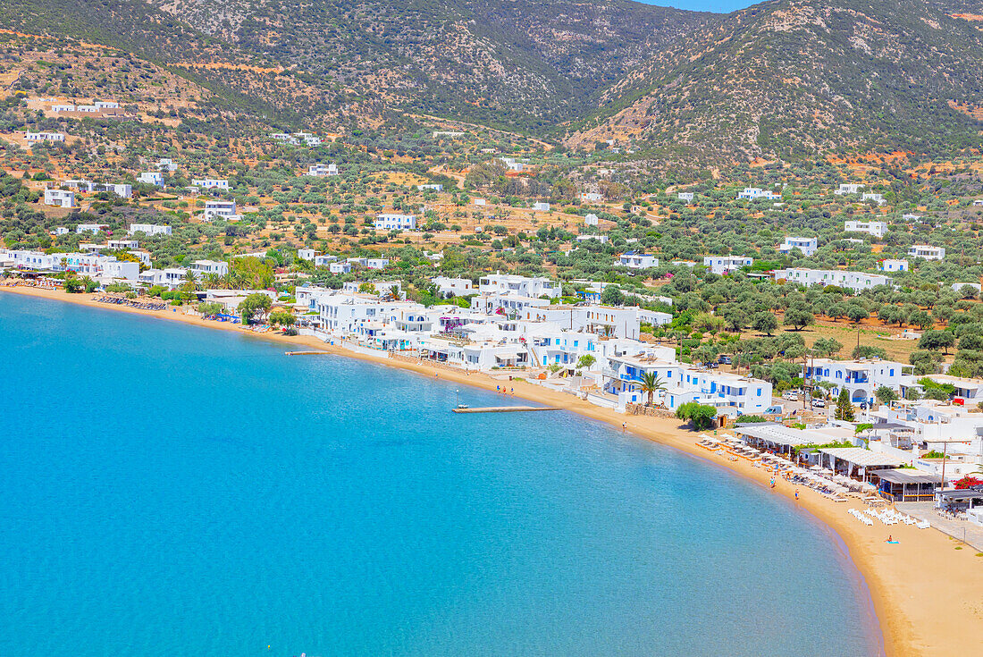  Strand von Platis Gialos, erhöhte Ansicht, Platis Gialos, Insel Sifnos, Kykladen, Griechenland 