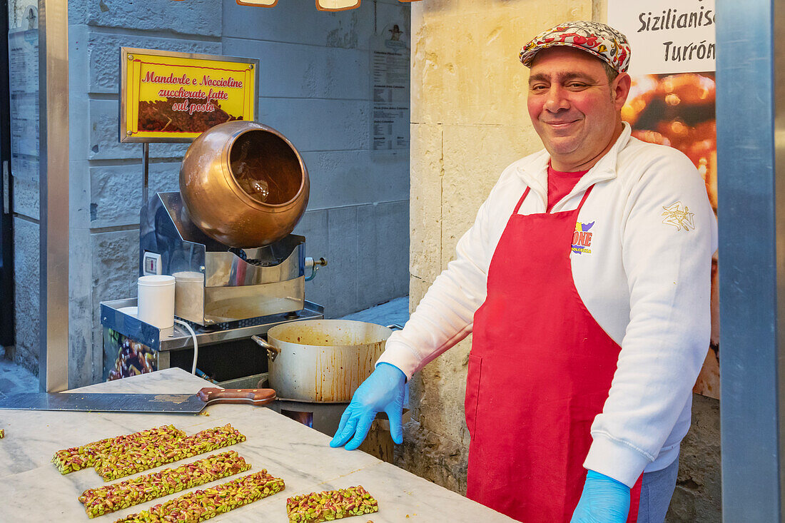  Person macht traditionelles Nougat, Ortygia, Syrakus, Sizilien, Italien 