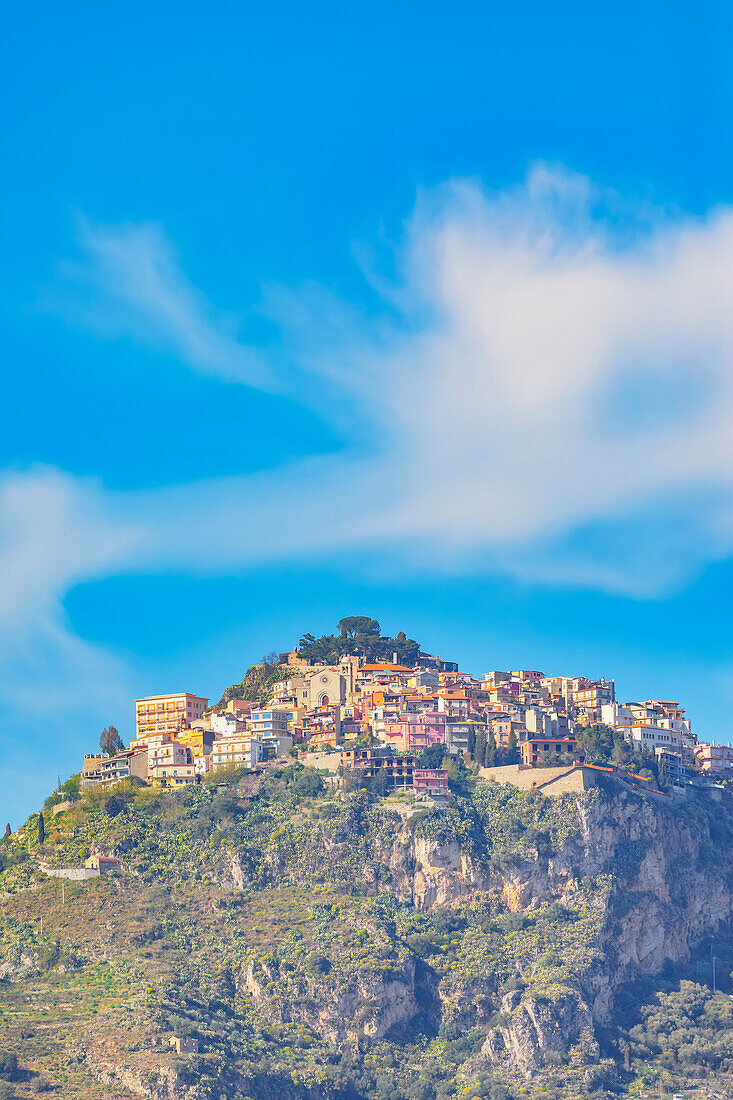  Blick auf das Dorf Castelmola auf einem Hügel, Castelmola, Taormina, Sizilien, Italien 