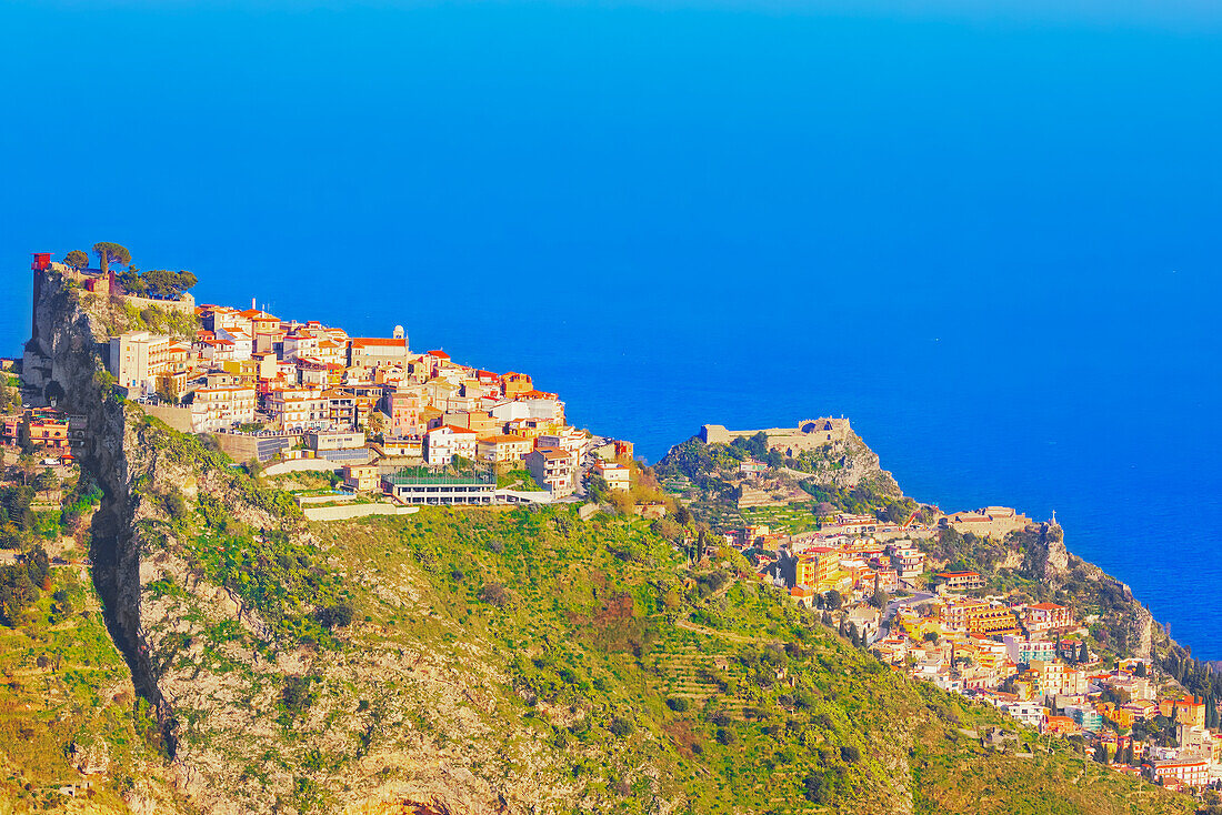  Castelmola Dorf, erhöhte Ansicht, Castelmola, Taormina, Sizilien, Italien 