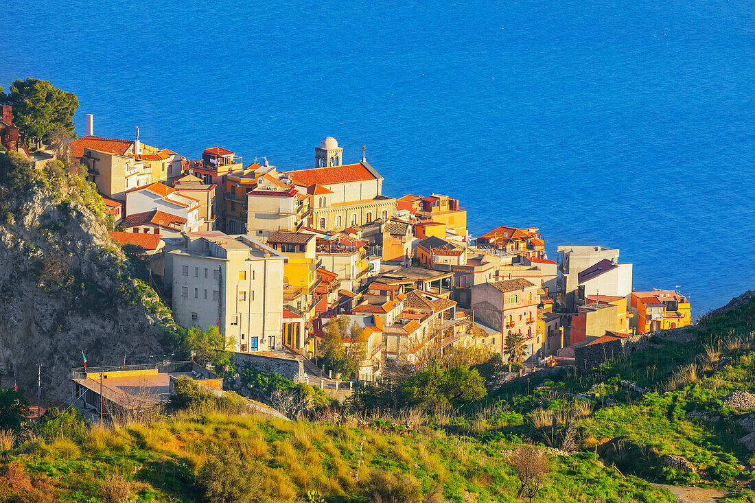  Castelmola Dorf, erhöhte Ansicht, Castelmola, Taormina, Sizilien, Italien 