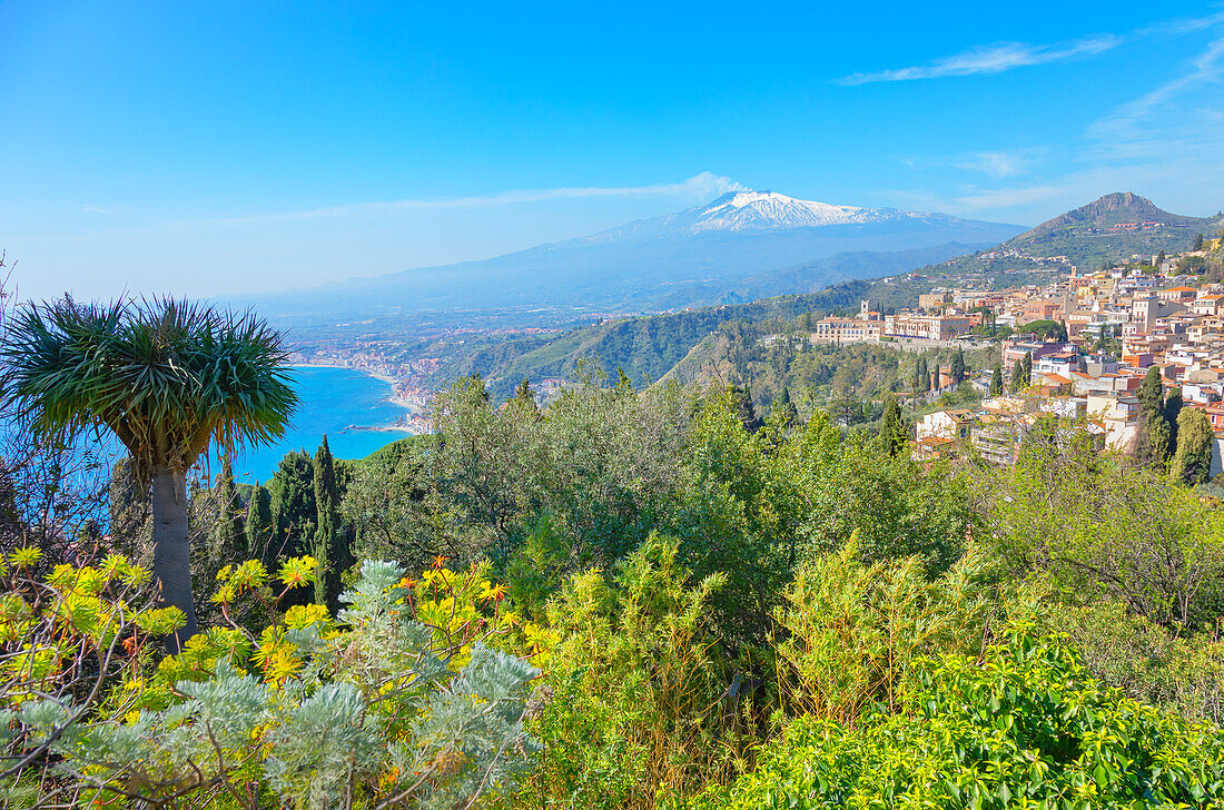  Blick auf die Ionische Küste und den Ätna in der Ferne, Taormina, Sizilien, Italien 