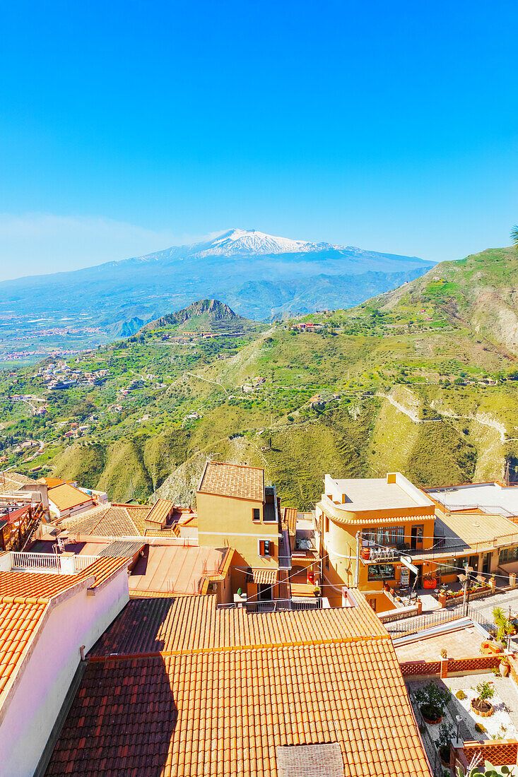  Blick auf den Ätna vom Dorf Castelmola, Castelmola, Taormina, Sizilien, Italien 