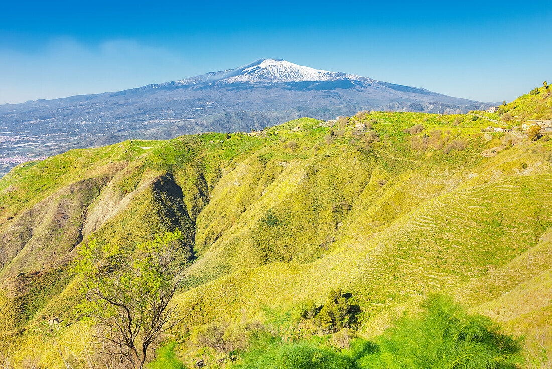  Blick auf den Ätna vom Dorf Castelmola, Castelmola, Taormina, Sizilien, Italien 