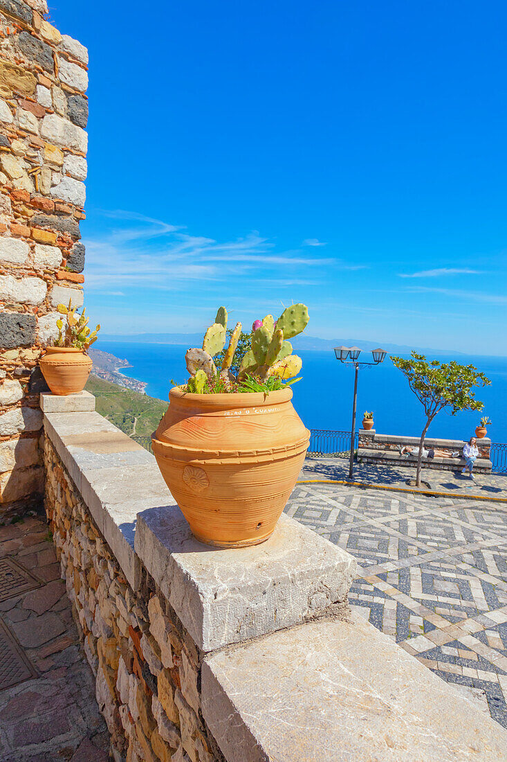  Hauptplatz des Dorfes Castelmola, Castelmola, Taormina, Sizilien, Italien 