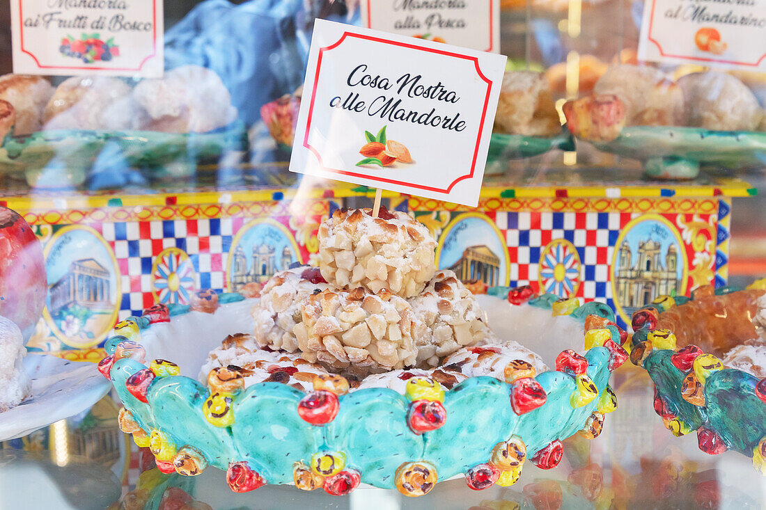 Typisch sizilianisches Dessert im Schaufenster, Taormina, Sizilien, Italien