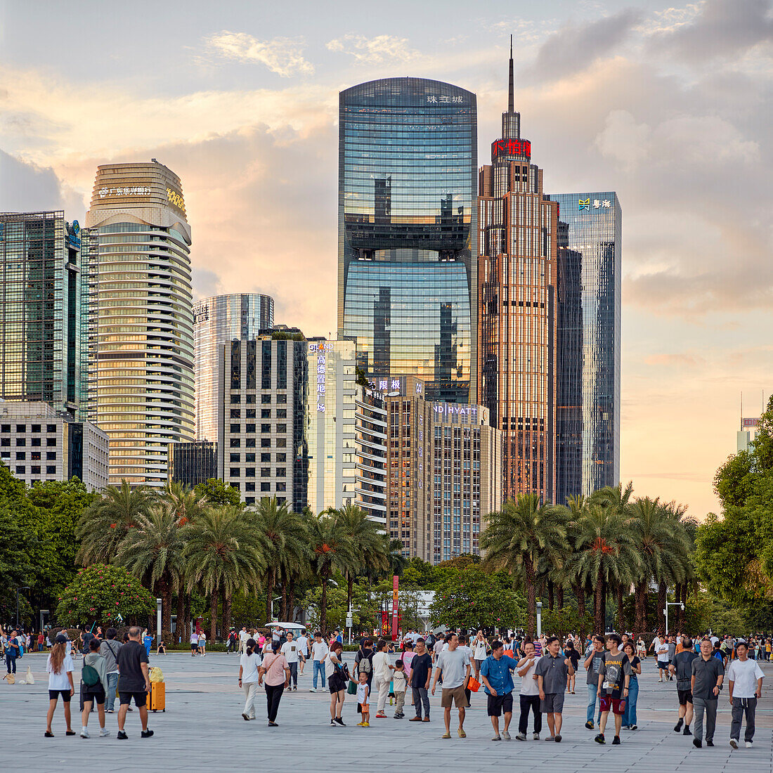  Menschen gehen auf dem Huacheng-Platz spazieren, der von modernen Hochhäusern umgeben ist. Zhujiang New Town, Bezirk Tianhe, Guangzhou, Provinz Guangdong, China. 