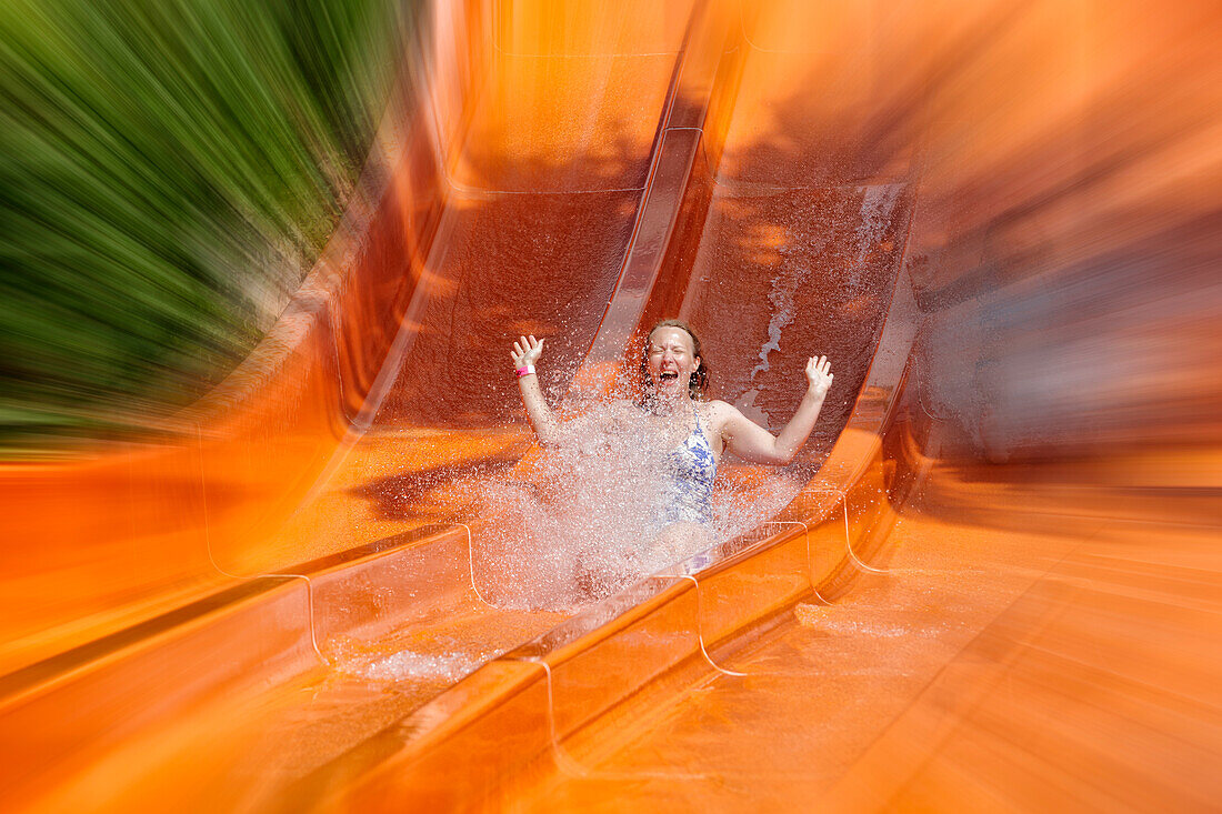 Radiale Unschärfe einer schreienden Frau auf einer Wasserrutsche im Acqua Plus Water Park. Kreta, Griechenland.