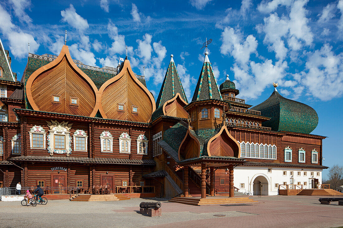  Außenansicht des Holzpalastes von Zar Alexei Michailowitsch im Museumsreservat Kolomenskoje. Moskau, Russland. 