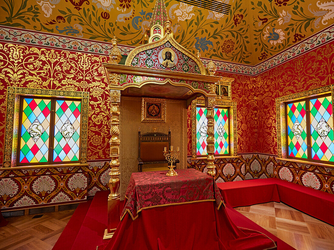  Zarensitz im Speisesaal des Holzpalastes von Zar Alexei Michailowitsch. Museumsreservat Kolomenskoje, Moskau, Russland. 