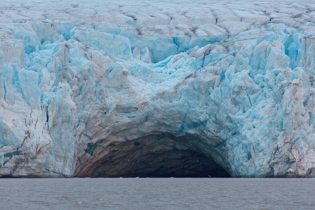  Kongsbreen glacier, Kongsfjord, Svalbard, Norway 