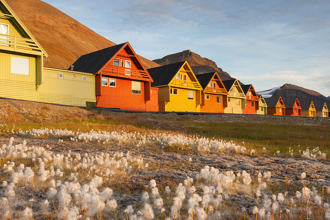 Bunte Holzhäuser in Longyearbyen in der Mitternachtssonne, Sommer, Spitzbergen, Norwegen