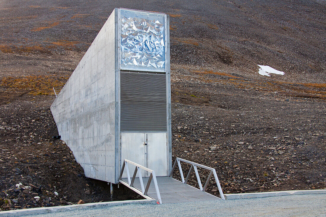 Svalbard Global Seed Vault, Eingang zur größten Samenbank der Welt bei Longyearbyen,  Spitzbergen, Norwegen