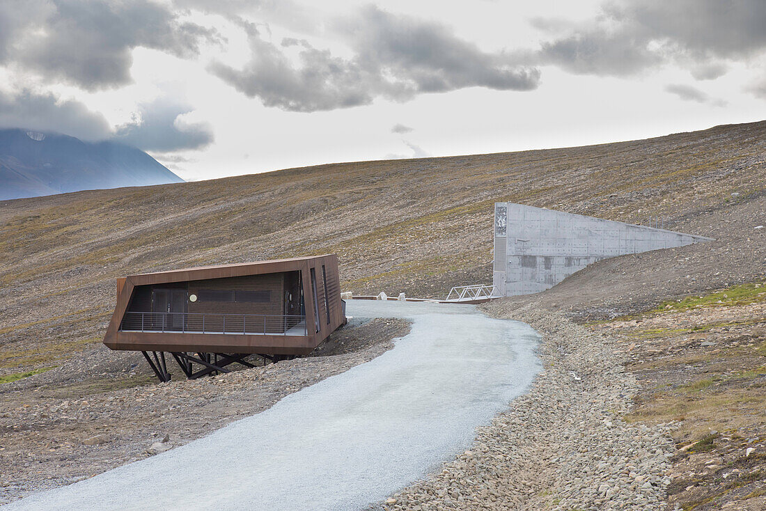 Svalbard Global Seed Vault, Eingang zur größten Samenbank der Welt bei Longyearbyen,  Spitzbergen, Norwegen