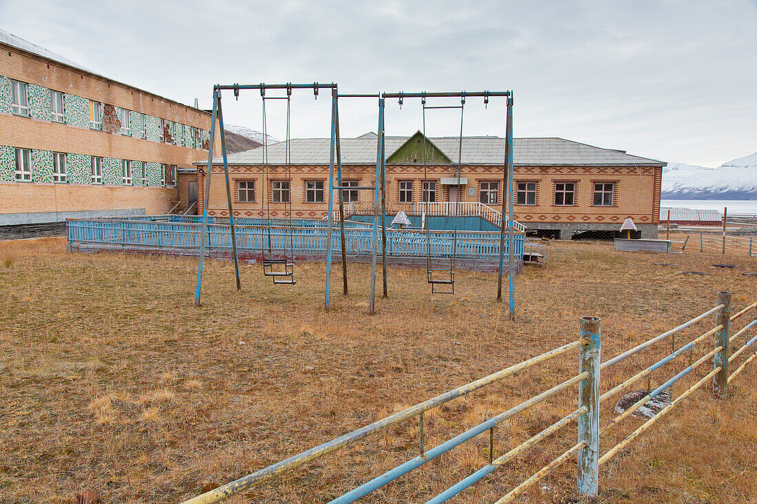 Spielplatz im verlassenen russischen Ort Pyramiden, Svalbard, Spitzbergen, Norwegen