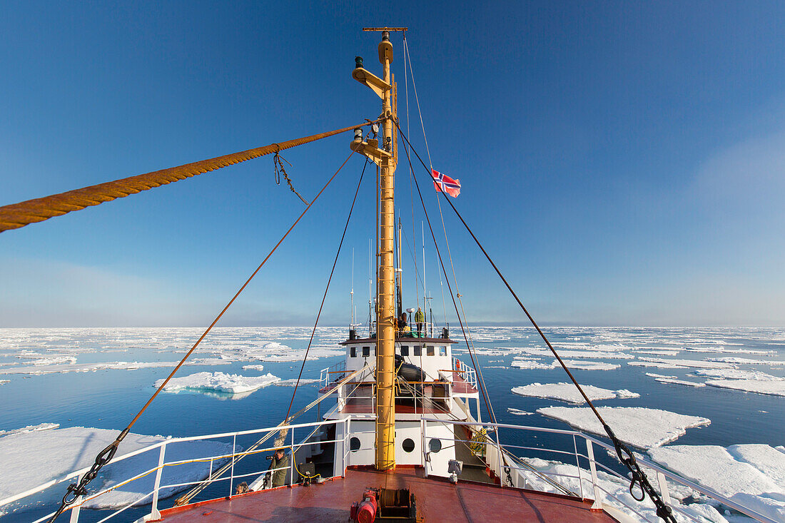 Boot im Treibeis im Eismeer, Nordaustland, Spitzbergen, Norwegen