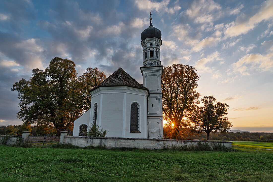 St. Andreas im Oktober Abendlicht, Etting, Polling, Oberbayern, Bayern, Deutschland