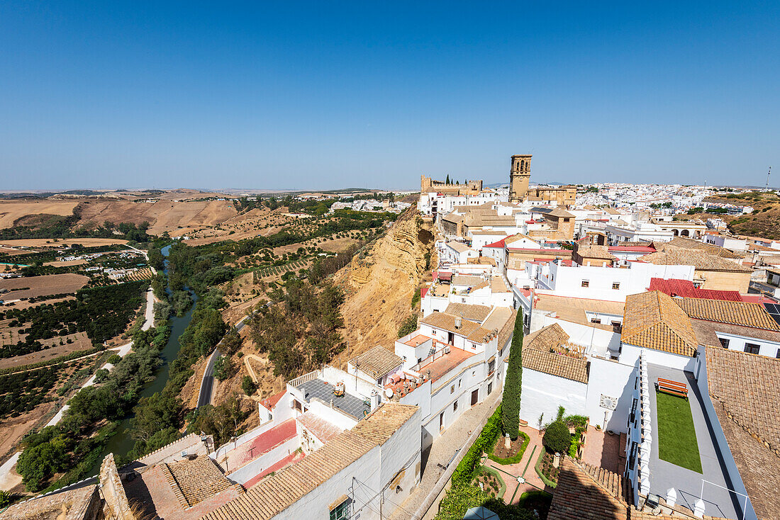 Stadt Arcos de la Frontera oberhalb des Flusses Guadalete in der Provinz Andalusien, Spanien