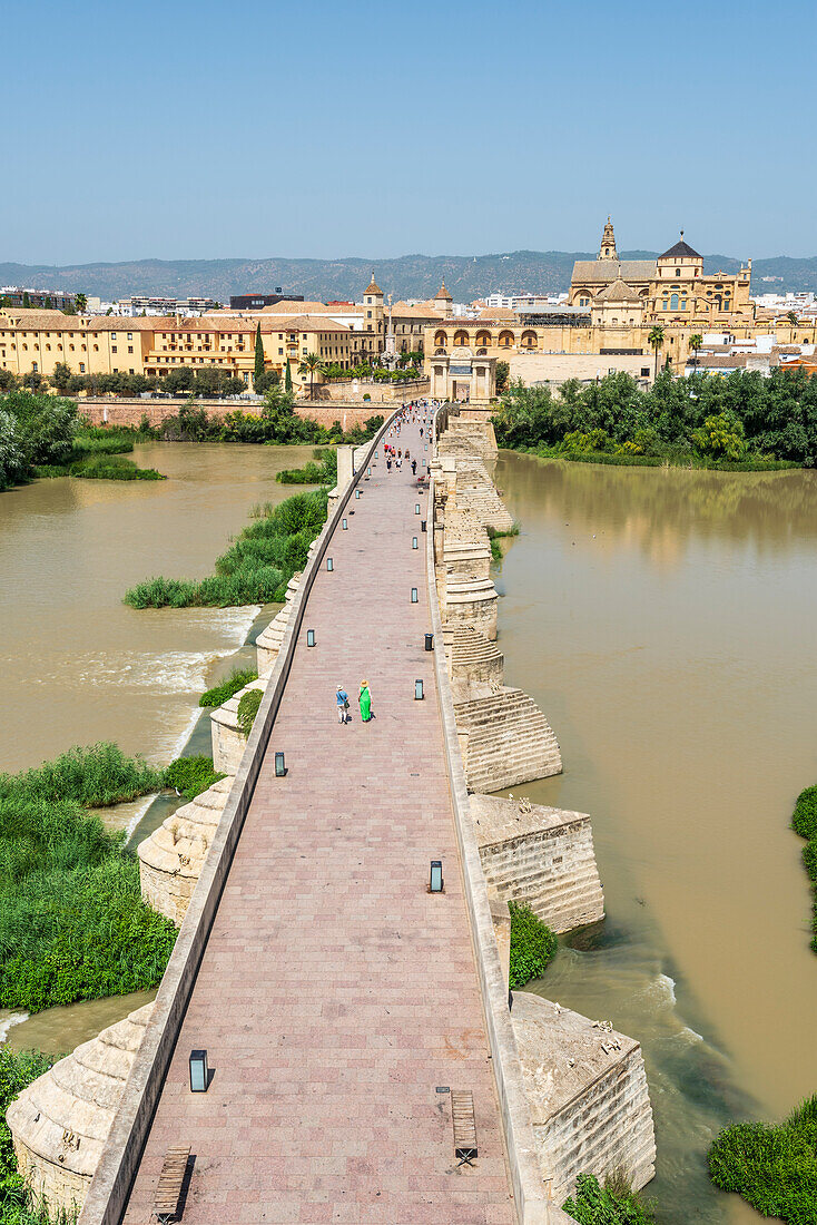  Puente Romano and Mezquita-Cathedral on the river Gudalquivir in Cordoba, Andalusia, Spain 