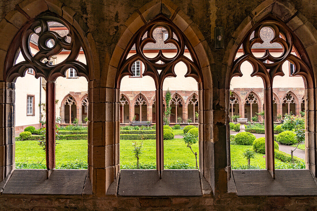 Kreuzgarten und Kreuzgang ehemaliges Augustinerkloster Landau in der Pfalz, Rheinland-Pfalz, Deutschland