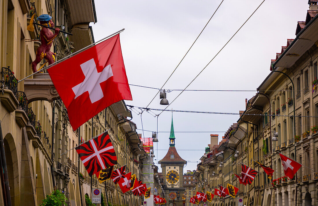 Altstadt, alte Gebäude und Flaggen an einem regnerischen Tag in der Stadt Bern, Kanton Bern, Schweiz.