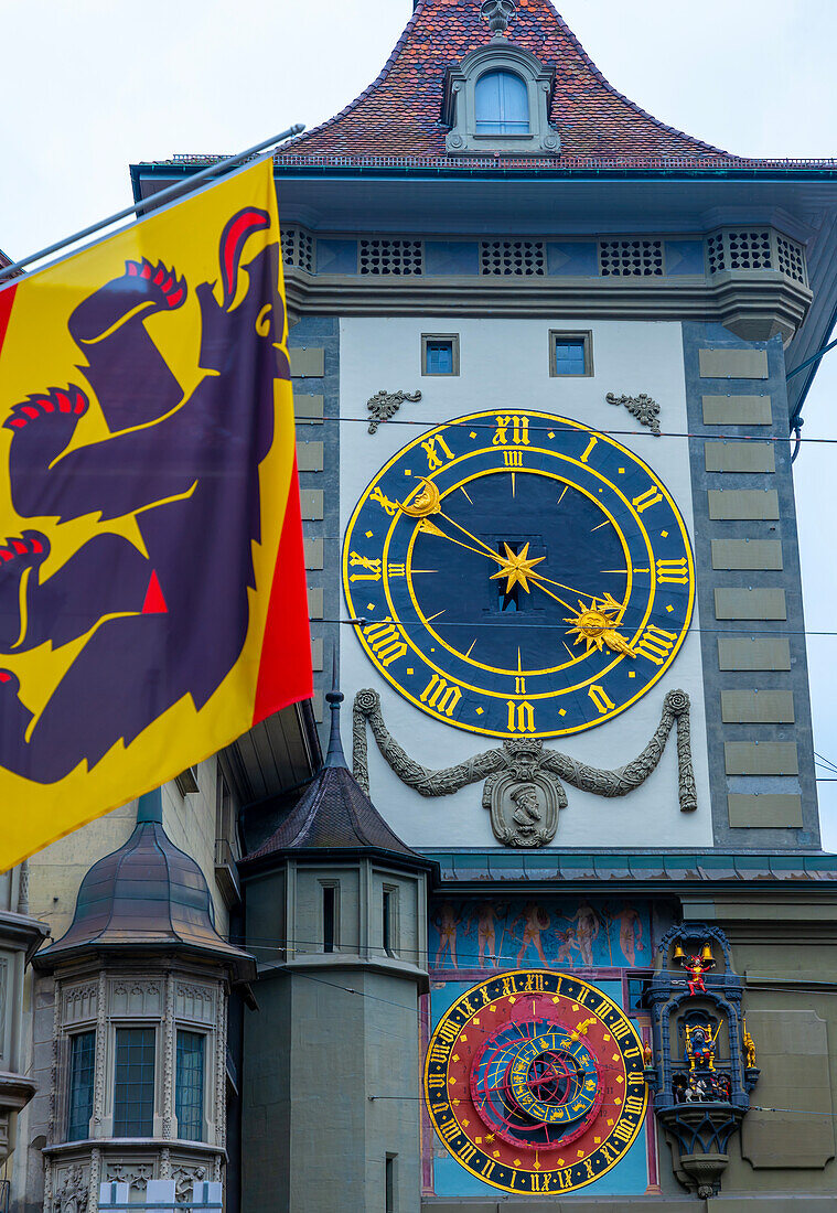 Glockenturm (Zytglogge) und eine astronomische Uhr und eine Flagge in der Altstadt von Bern, Kanton Bern, Schweiz