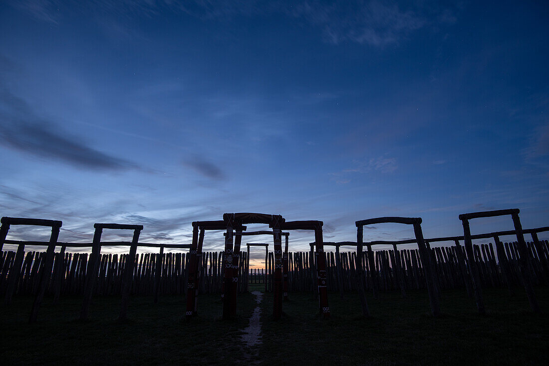 Ringheiligtum Pömmelte nach Sonnenuntergang, prähistorische Kreisgrabenanlage, Zackmünde, Pömmelte, Sachsen-Anhalt, Deutschland