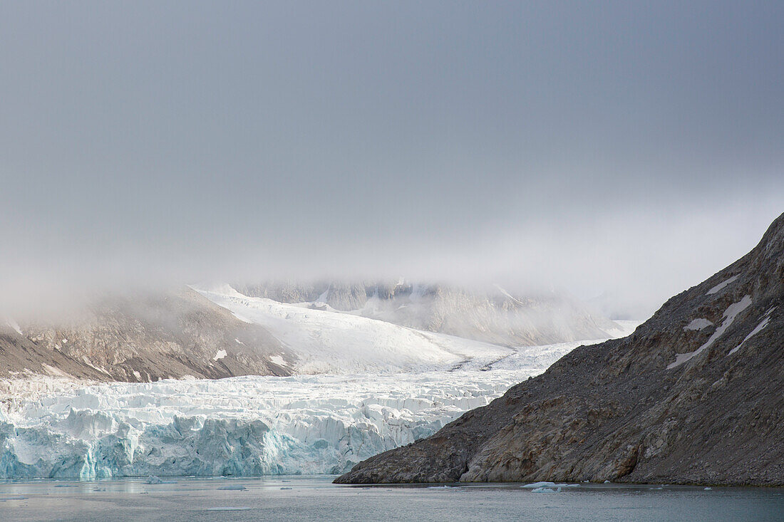 Nebel ueber dem Gletscher Waggonwaybreen, Magdalenefjord, Spitzbergen, Norwegen