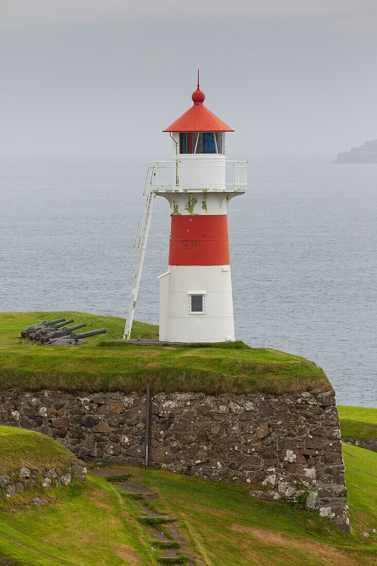 Leuchtturm an der historischen Festungsanlage Skansin, Torshavn, Färöer Inseln