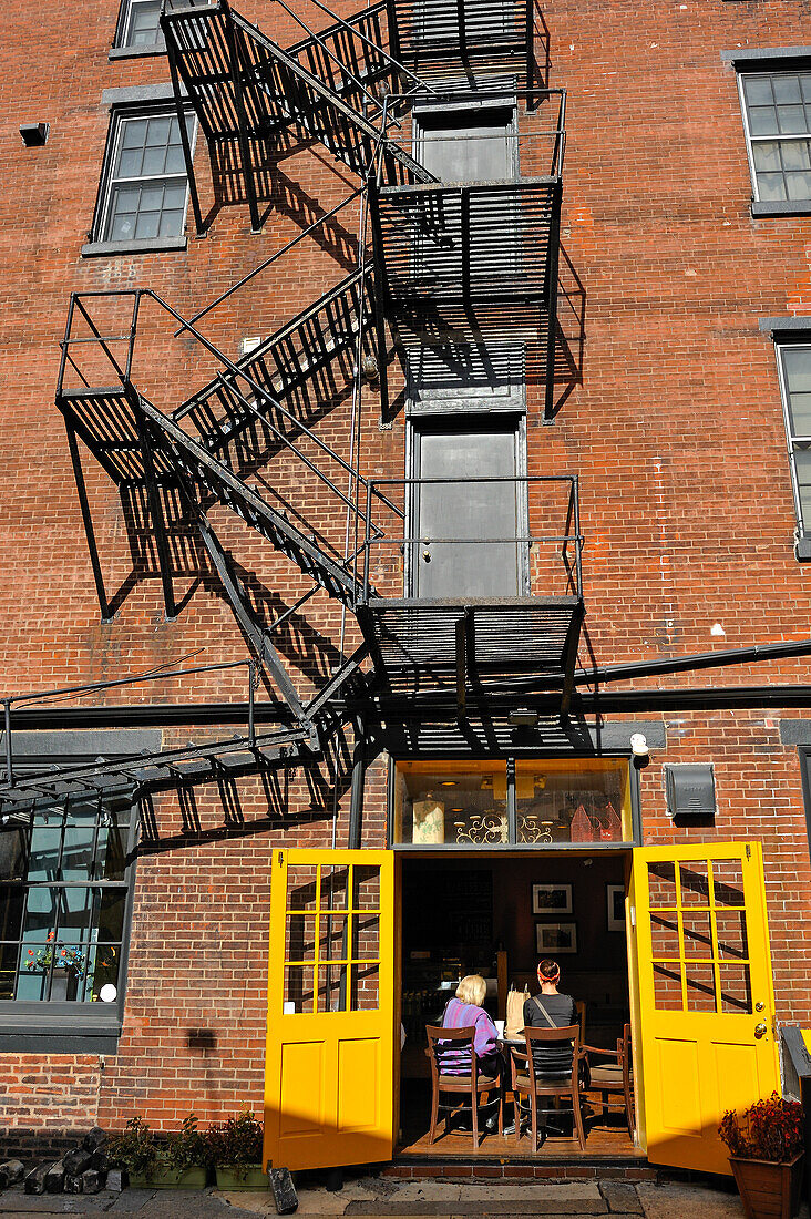 Emergency stairs on a brick building in Quarry Street,Philadelphie, Commonwealth  de Pennsylvanie,Etats-Unis, Amerique du Nord//Quarry Street, Philadelphia, Commonwealth  of Pennsylvania,Northeastern  United States,