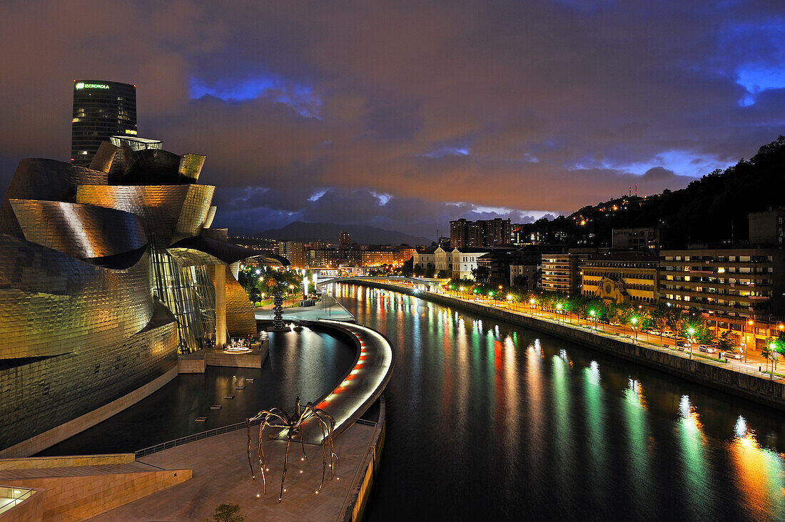 "Maman" sculpture by the French-American artist Louise Bourgeois (1911-2010) beside the Guggenheim Museum designed by architect Frank Gehry, Bilbao, province of Biscay, Basque Country, Spain,Europe