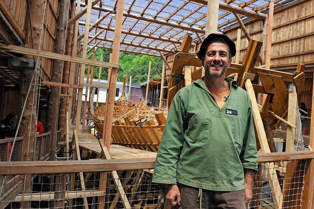 Mann auf der Replika-Werft des San Juan Whaleship, Albaola, Pasaia San Pedro, San Sebastian, Golf von Biskaya, Provinz Gipuzkoa, Baskenland, Spanien, Europa