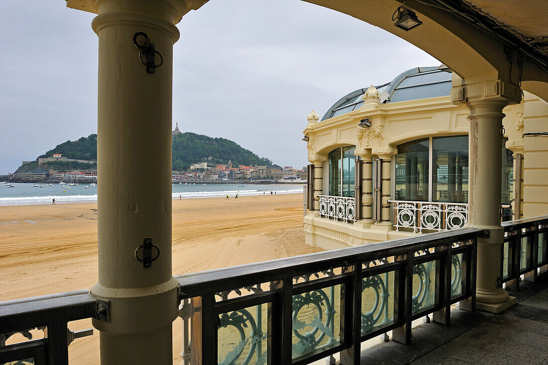 La Perla am Strand La Concha, San Sebastian, Golf von Biskaya, Provinz Gipuzkoa, Baskenland, Spanien, Europa