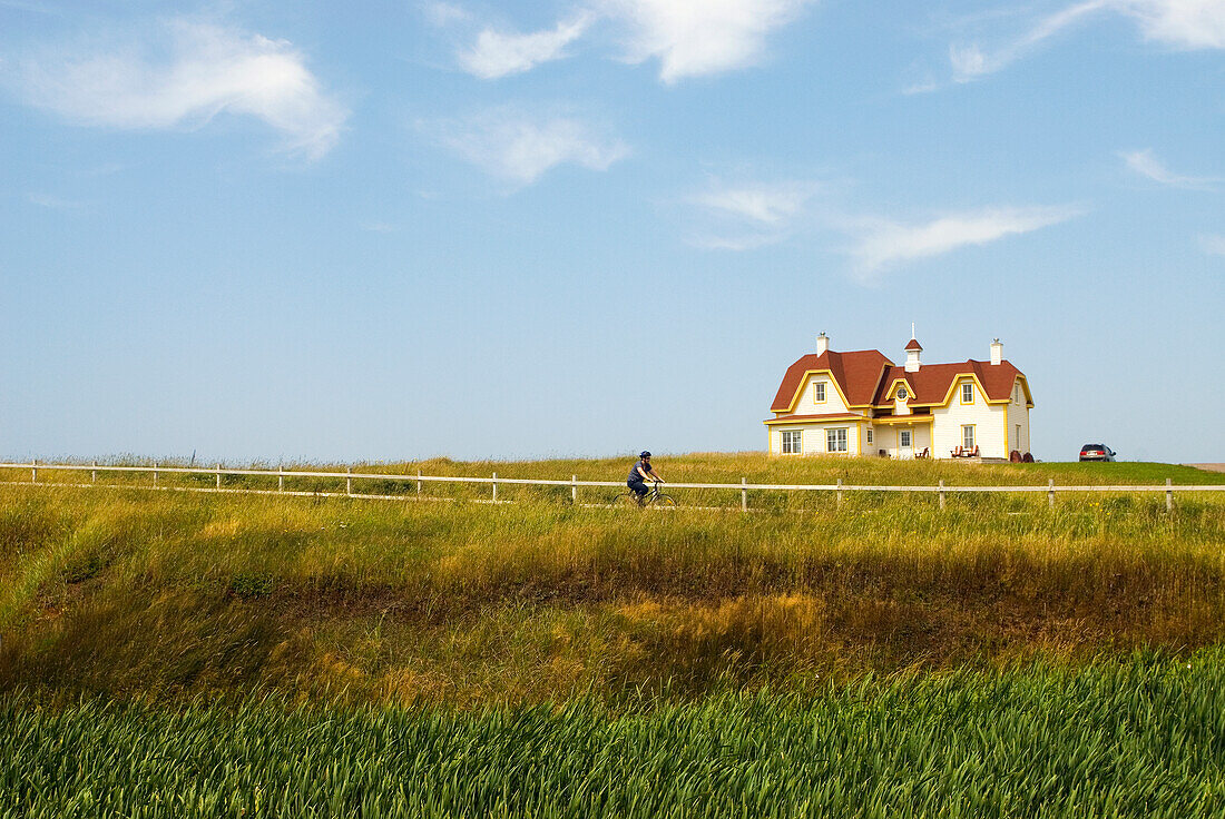 Holzhaus auf der Insel Cap aux Meules, Magdalen Islands, Sankt-Lorenz-Golf, Provinz Quebec, Kanada, Nordamerika