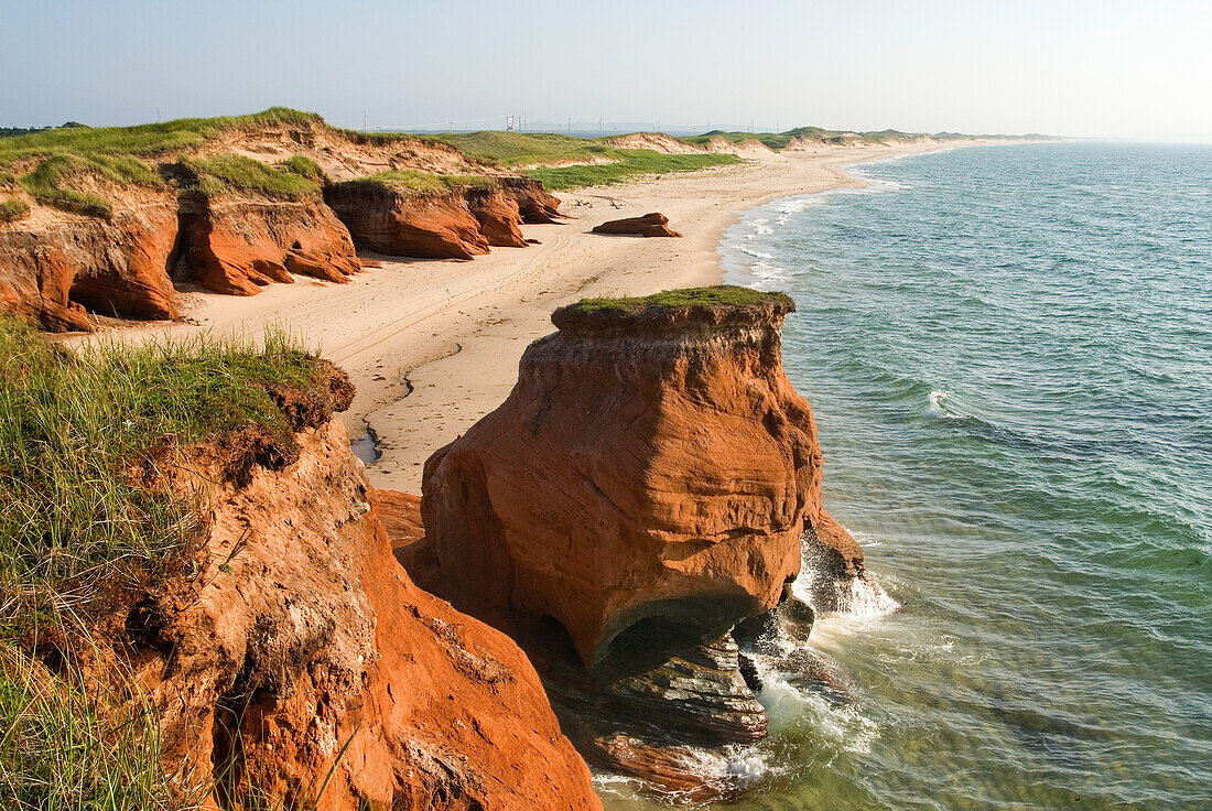 Rote Felsen auf der Ile aux Loups, Magdalen Islands, Sankt-Lorenz-Golf, Provinz Quebec, Kanada, Nordamerika