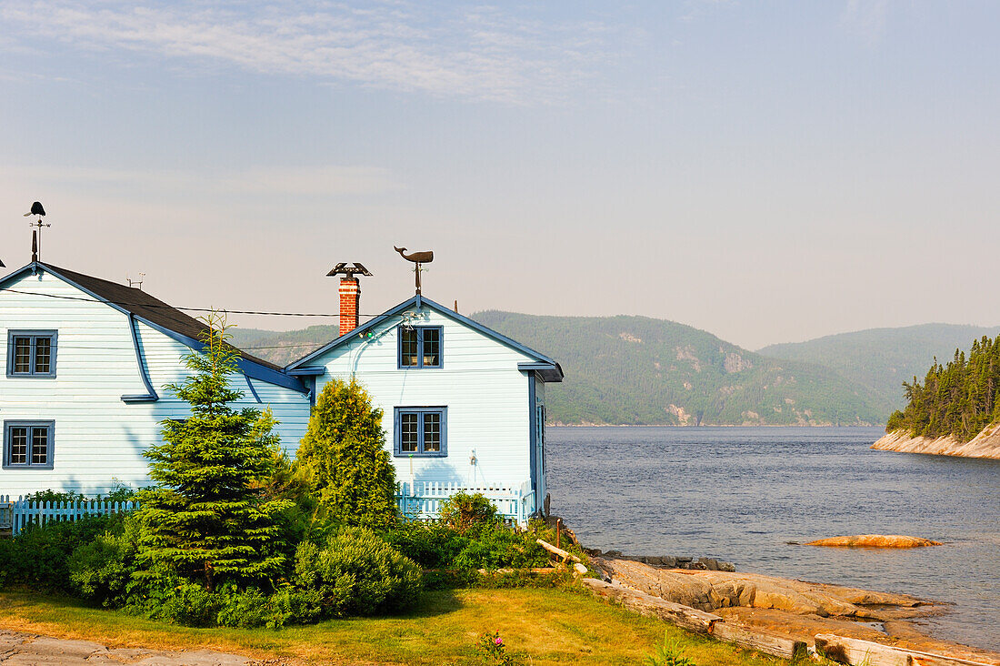 Häuser am Ufer des Saguenay-Flusses um Tadoussac, Region Côte-Nord, Provinz Quebec, Kanada, Nordamerika