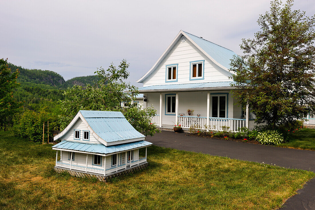 Haus und Miniatur-Nachbildung, Saguenay Nationalpark, Riviere-Eternite Bezirk, Provinz Quebec, Kanada, Nordamerika