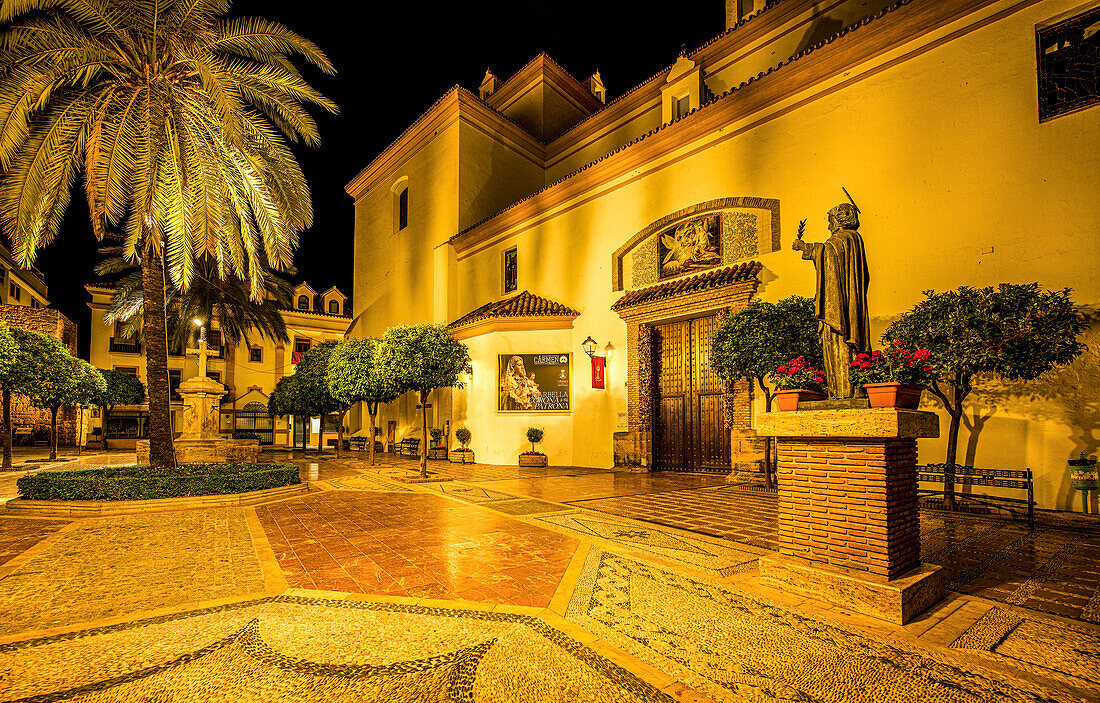  Plaza de la Eglesia at night with statue of the city&#39;s patron saint, San Bernabé, Marbella, Costa del Sol, Spain 